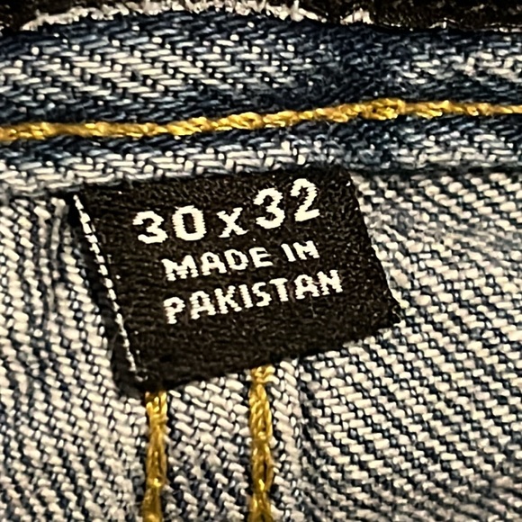 Free Assembly Men's Mid Rise Modern Straight Indigo
Patch Jeans - Picture 3 of 3